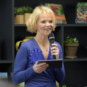 Biblioteksjef Trine O. Schøning ønsker velkommen til offisiell åpning av "nye" Bekkestua bibliotek 18. april 2016 