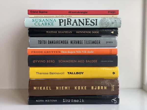 De 10 nominerte bøkene til Bibliotekets litteraturpris i bunke