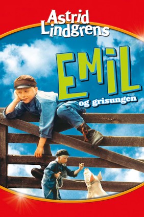 Bilde av Emil som ligger oppå en grind mens grisungen står under ham