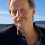 Bildet viser en mann som er forfatter