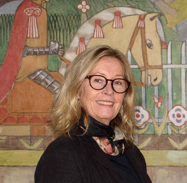 smilende dame foran maleri