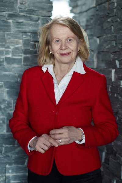 Bilde av Janne Haaland Matlary i hvir skjorte og rød dressjakke.