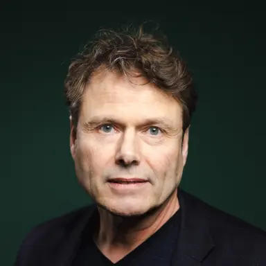 Bildet viser en mannlig forfatter
