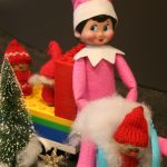 Bilde av en nisse på Legobil