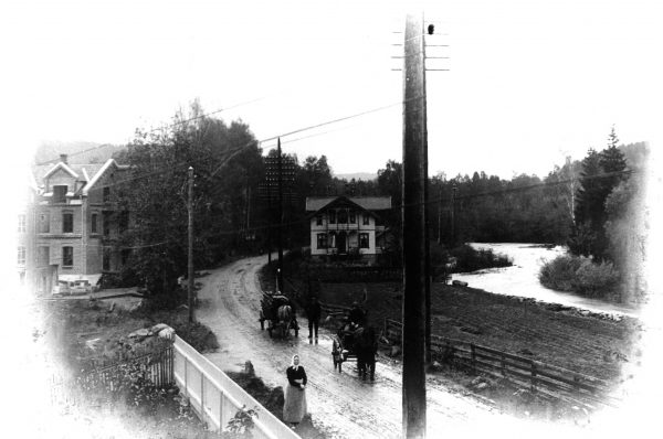Fabrikken ble etablert i landlige omgivelser i utkanten av Sandvika. Bildet er fra 1900