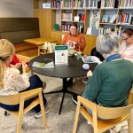 strikkedamer rundt et bord